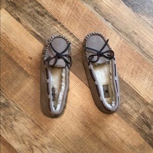 Fuzzy moccasin slippers